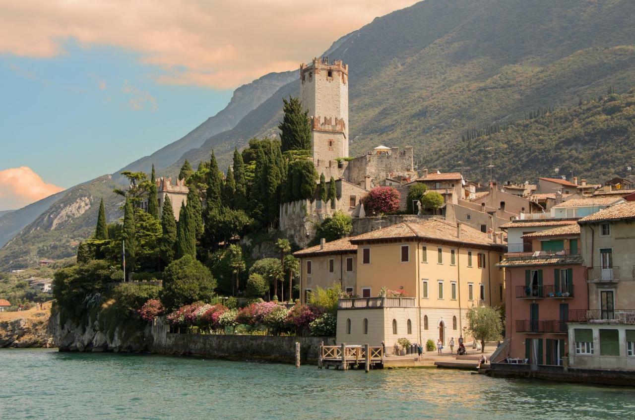Il Castello Apartment Мальчезіне Екстер'єр фото