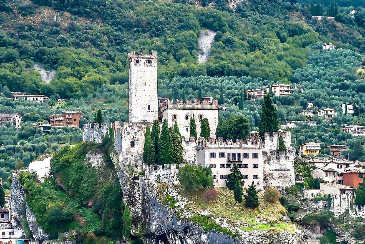 Il Castello Apartment Мальчезіне Екстер'єр фото